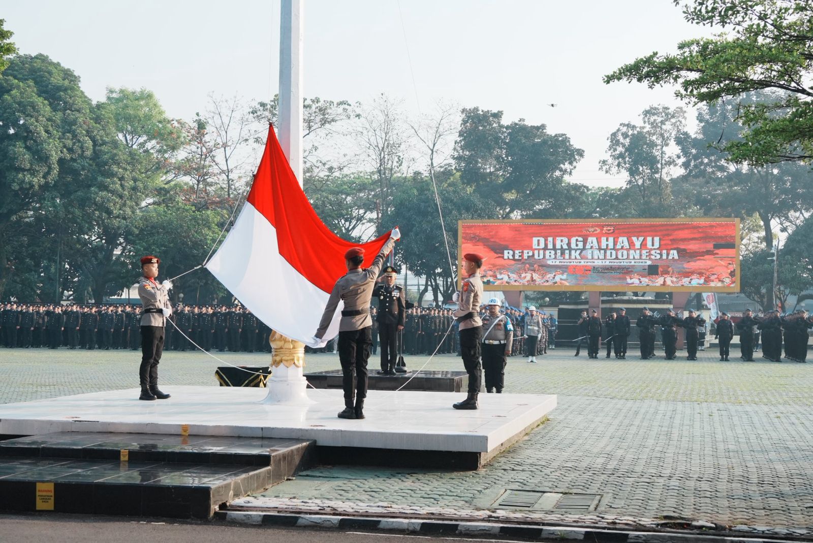 Peringati HUT RI Ke – 80, Polda Jabar Gelar Upacara Bendera di Mapolda Jabar
