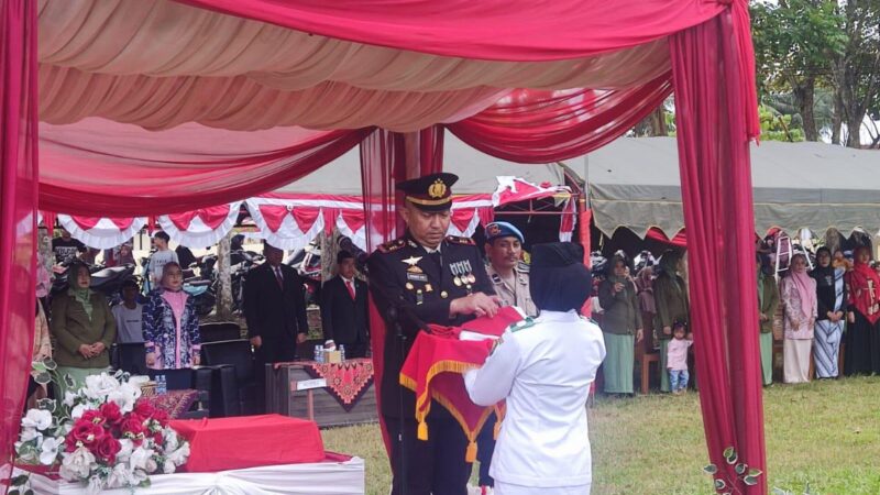 Kapolsek Banjang Pimpin Upacara Penurunan Bendera HUT RI Ke- 80,di Lapangan Sepak Bola