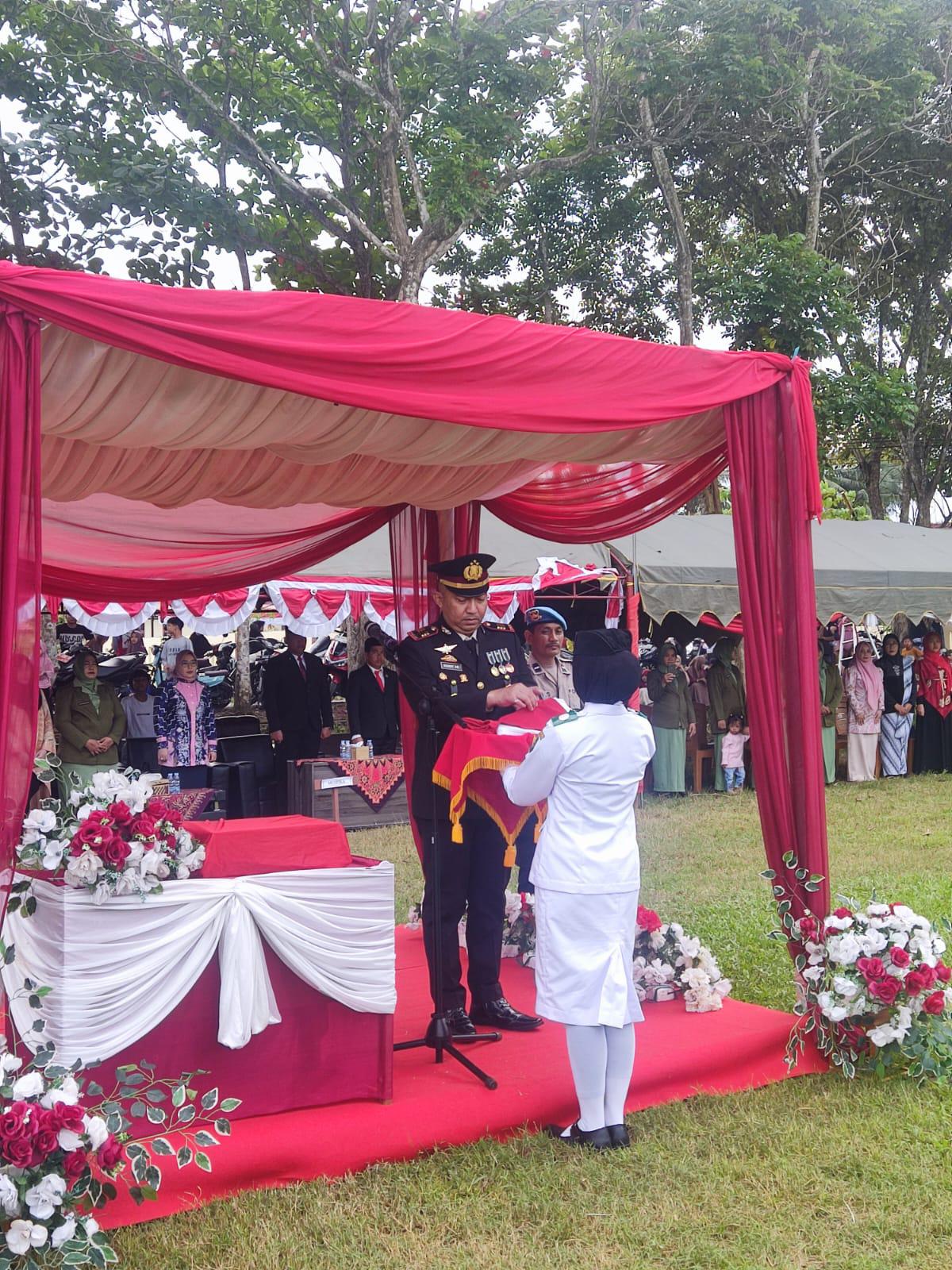 Kapolsek Banjang Pimpin Upacara Penurunan Bendera HUT RI Ke- 80,di Lapangan Sepak Bola