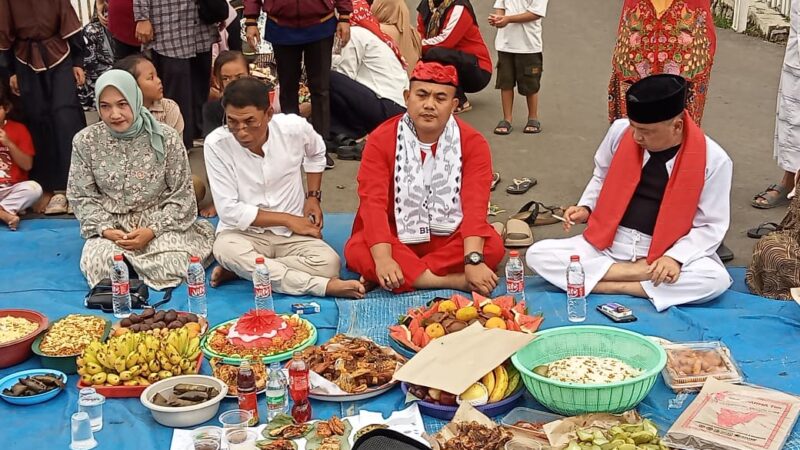 Warga Kampung Ciranggon Cikarang Timur Menggelar Acara Babaritan