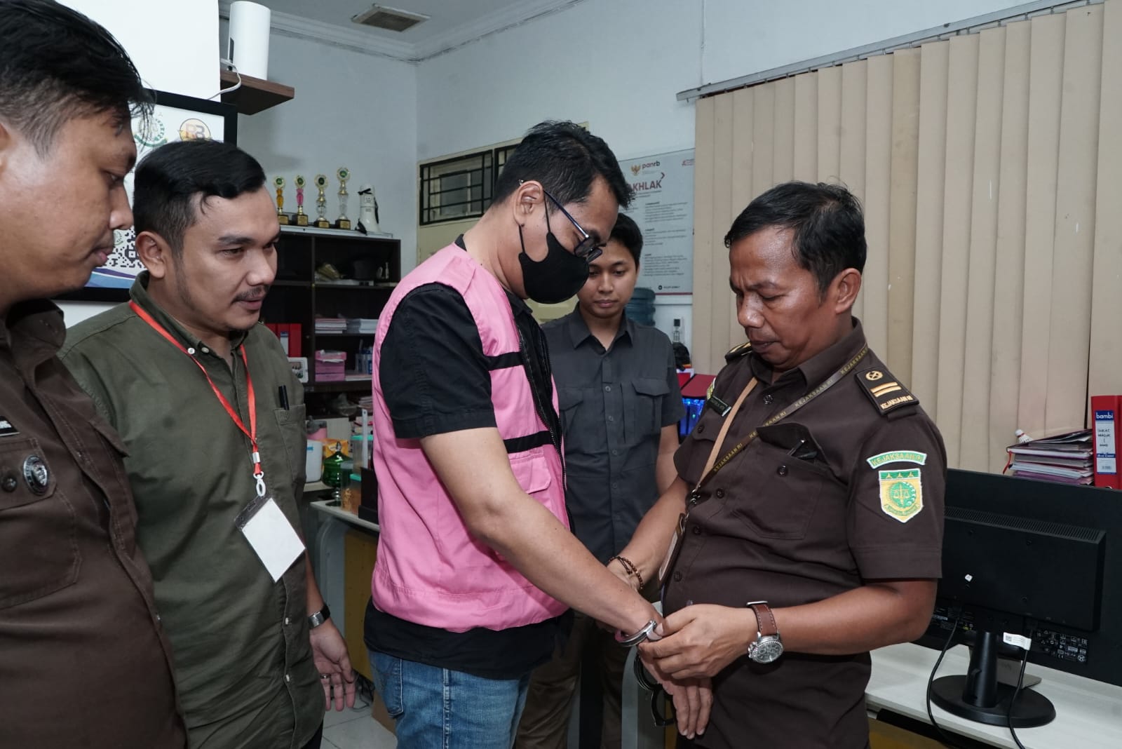 Penyidikan Selesai, Tersangka Dugaan Korupsi Penyaluran Kredit Pada PT.Bank Sumut Cabang Melati Diserahkan Kepada JPU