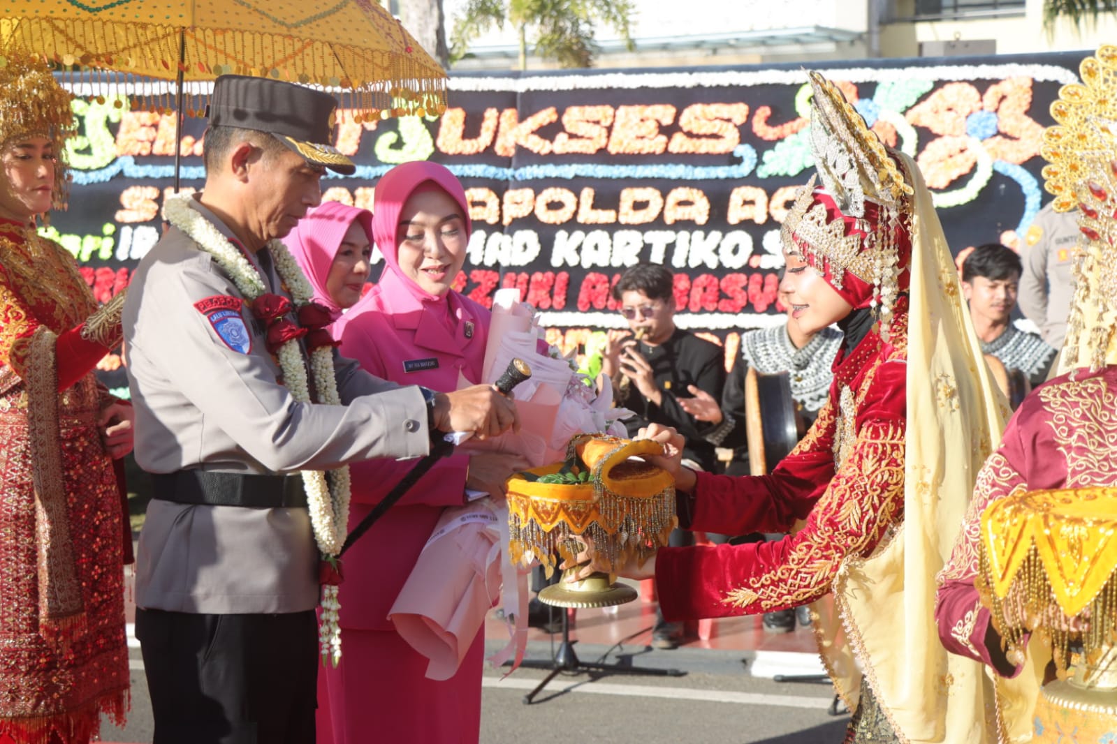 Tiba di Polda Aceh, Brigjen Marzuki Ali Basyah Disambut Tarian Ranup Lampuan