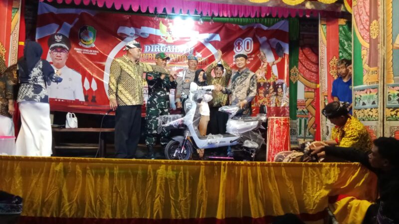 Peringati Hari Puncak Kemerdekaan Republik Indonesia Ke-80, Pemerintah Desa Benelan Kidul, Bagi-bagi Kupon Hadiah 