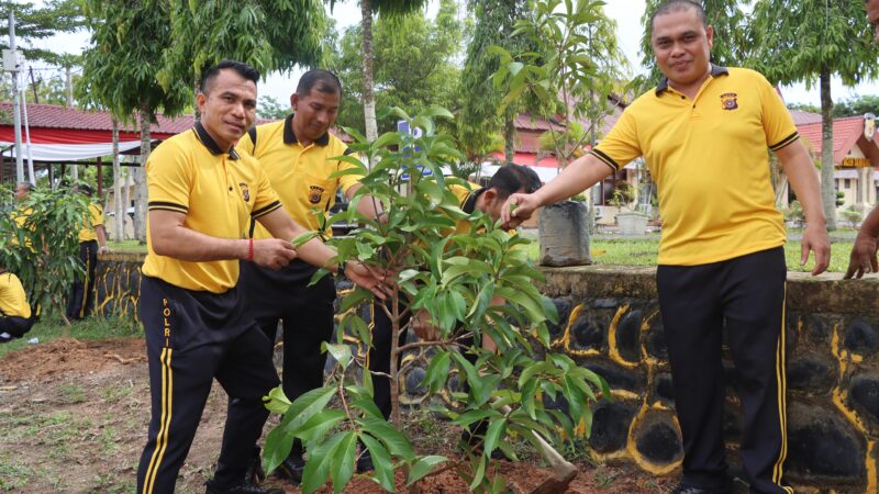 Dalam Rangka Penghijauan dan Kelestarian Alam, Kapolres Aceh Tamiang Menanam Berbagi Pohon di Lingkungan Mapolres 