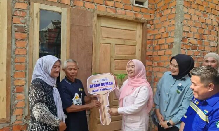 Ketua Pembina Posyandu Provinsi Jambi,Serahkan Bantuan Bedah Rumah untuk 17 Keluarga di Kecamatan Jaluko Muara Jambi