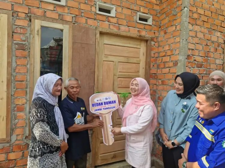 Ketua Pembina Posyandu Provinsi Jambi,Serahkan Bantuan Bedah Rumah untuk 17 Keluarga di Kecamatan Jaluko Muara Jambi