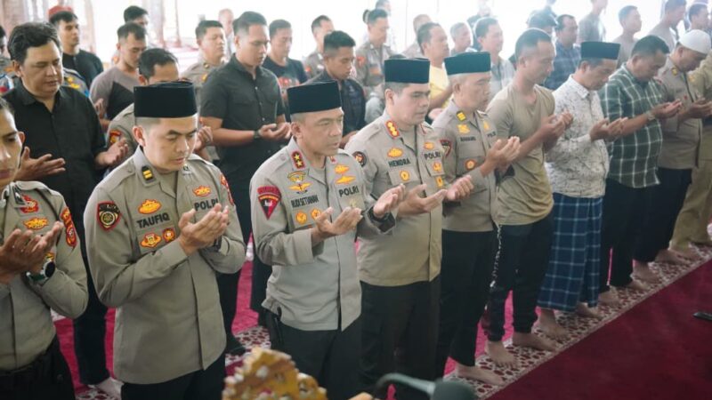 Polda Jabar Gelar Sholat Ghoib dan Doa Bersama untuk Almarhum Affan Ojol di Masjid Al Amman