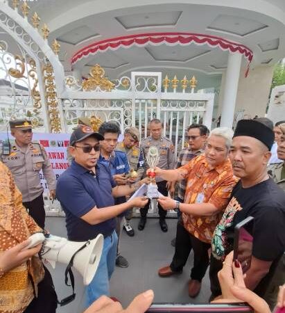 Protes Barak-Barak Narkoba & Judi ,Kapolda & Gubernur Sumatera Utara “Dihadiahi” Piala, Ayam Hingga Bebek