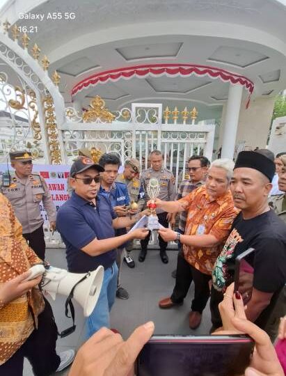 Protes Barak-Barak Narkoba & Judi ,Kapolda & Gubernur Sumatera Utara “Dihadiahi” Piala, Ayam Hingga Bebek