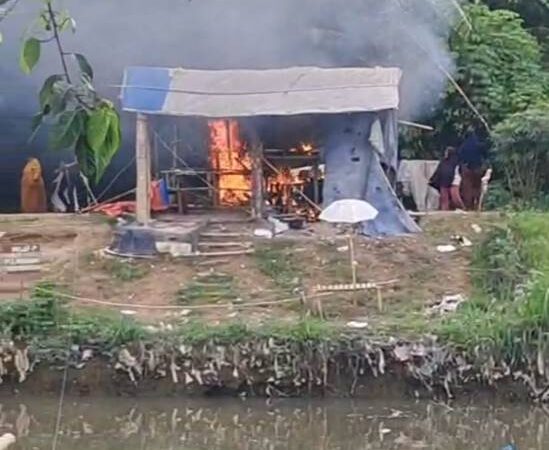 Sarang Narkoba di Medan Marelan Dibakar Emak-Emak
