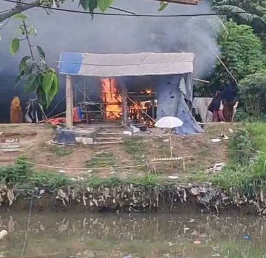 Sarang Narkoba di Medan Marelan Dibakar Emak-Emak