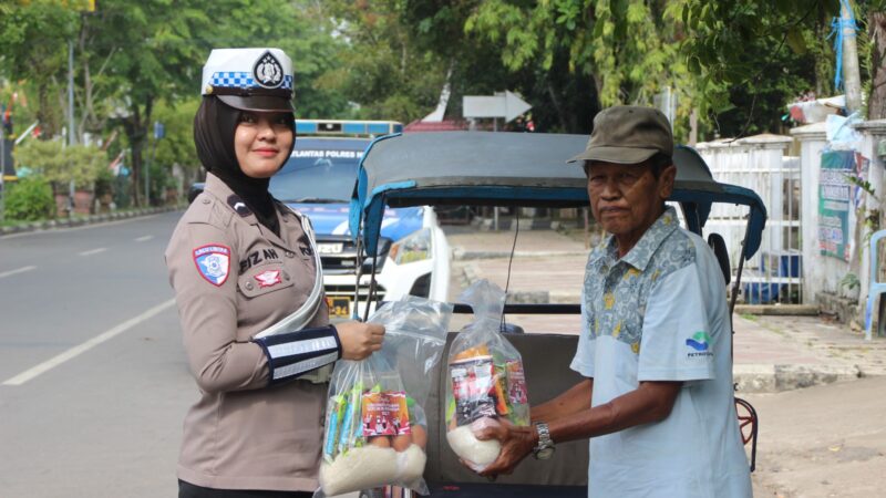 Polwan Lantas Polres HSU Menyapa Masyarakat dengan Aksi Sosial di Hari Lalu Lintas Bhayangkara ke-70