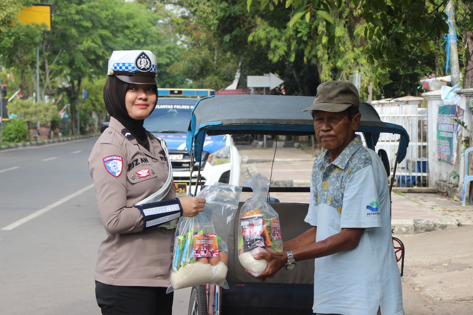 Polwan Lantas Polres HSU Menyapa Masyarakat dengan Aksi Sosial di Hari Lalu Lintas Bhayangkara ke-70