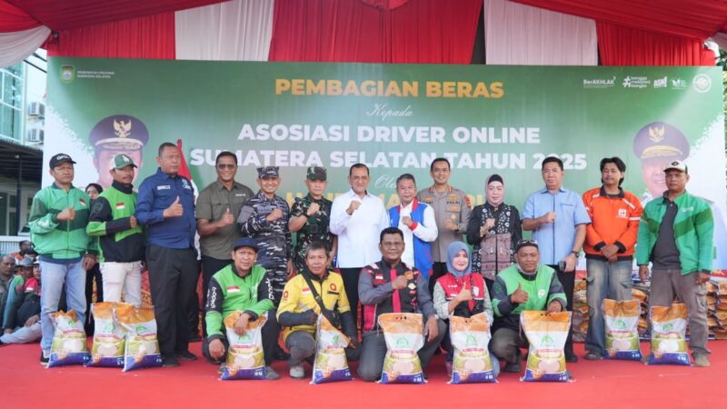 Lanal Palembang dan Forkopimda Bersinergi Salurkan Bantuan Beras untuk Driver Online