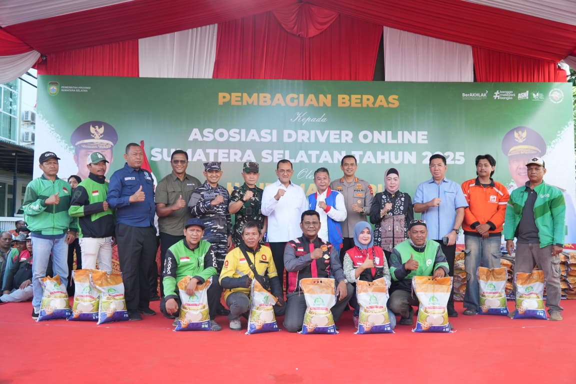 Lanal Palembang dan Forkopimda Bersinergi Salurkan Bantuan Beras untuk Driver Online