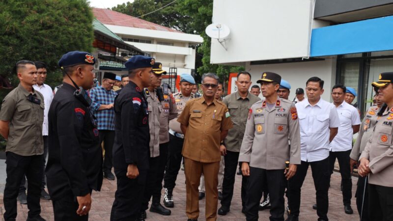 Kapolda Aceh Turun Langsung ke Lokasi Demo: Semangati Personel hingga Makan Bersama