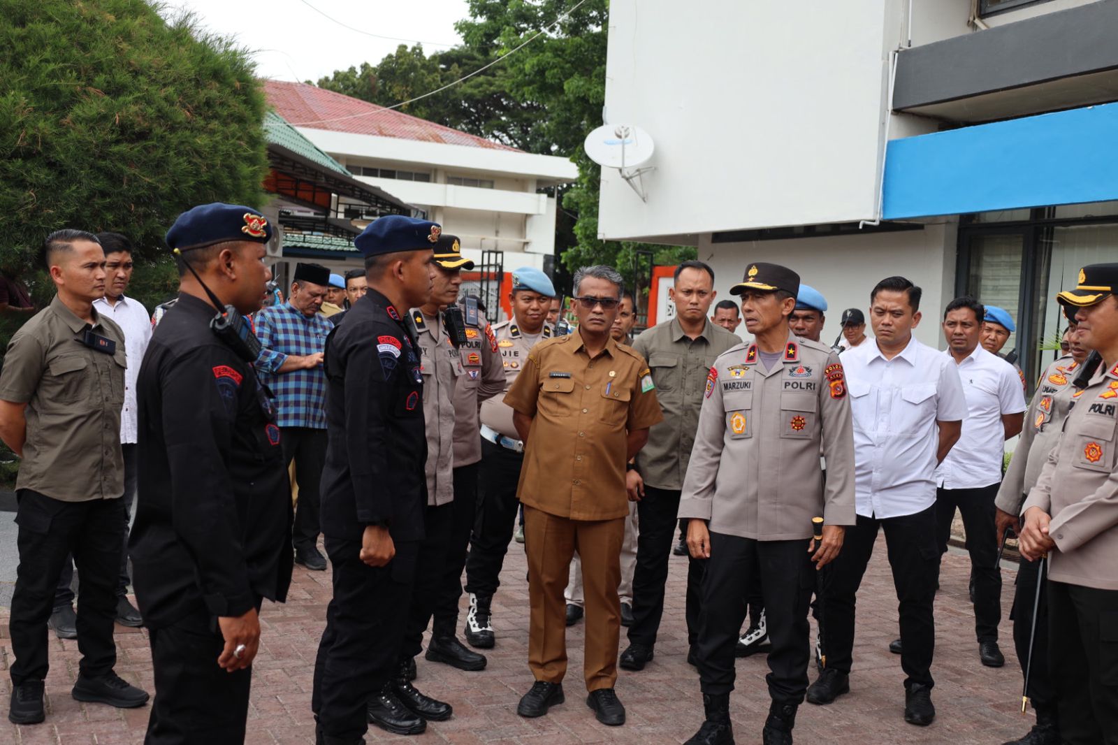 Kapolda Aceh Turun Langsung ke Lokasi Demo: Semangati Personel hingga Makan Bersama