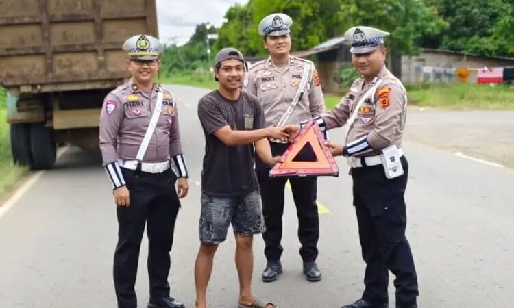 Peringati HUT Lalu Lintas Ke-70, Satlantas Polres Tanjab Timur Bagikan Segitiga Reflektor untuk Supir Truk 
