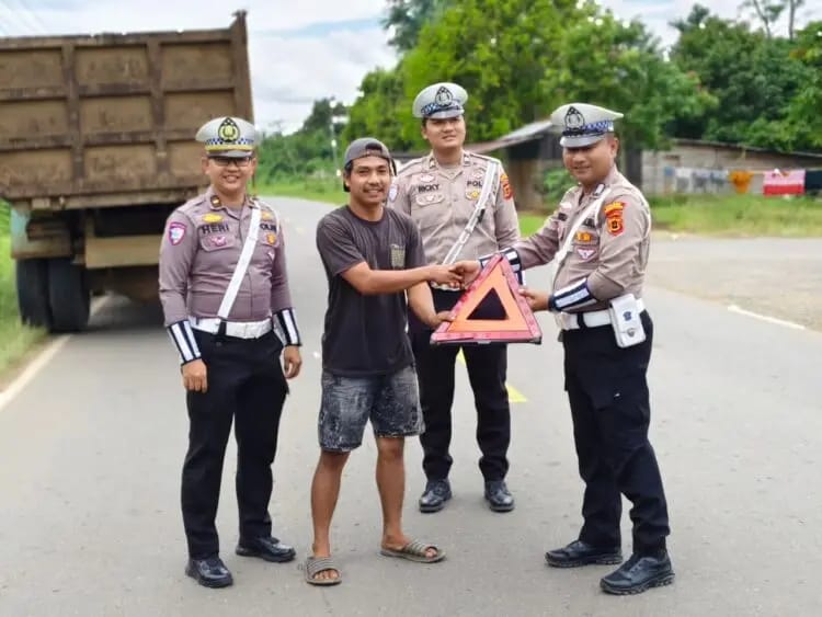 Peringati HUT Lalu Lintas Ke-70, Satlantas Polres Tanjab Timur Bagikan Segitiga Reflektor untuk Supir Truk