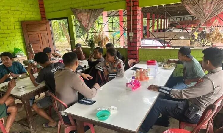 Giat Jumat Berkah,Satlantas Polres Tanjabtim Makan Bareng dengan Para Sopir Truk