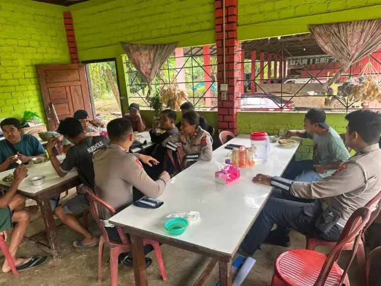 Giat Jumat Berkah,Satlantas Polres Tanjabtim Makan Bareng dengan Para Sopir Truk