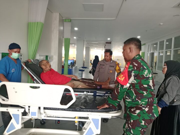 Sinergritas TNI-POLRI, Babinsa Koramil 1002-06/Barabai dan Bhabinkamtibmas Polres HST Polda Kalsel Evakuasi Warga Binaannya 