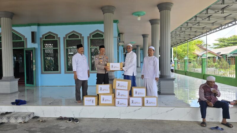 Mempererat Silaturrahmi,Satbinmas Polres HSU,Gelar Jumat Keliling  Sambangi Masyarakat  Berbagi Sembako dan Makanan 