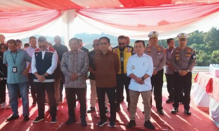 Gubernur Jambi,Resmi Men-tap kartu Tol”(e-toll) ke Mesin Reader di Gardu Tol Otomatis (GTO),Jambi -Bayung Lencir