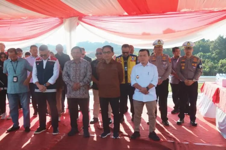Gubernur Jambi,Resmi Men-tap kartu Tol”(e-toll) ke Mesin Reader di Gardu Tol Otomatis (GTO),Jambi -Bayung Lencir