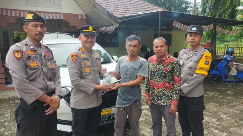 Sambangi Warga,Kapolsek Banjang Berikan Himbauan Kamtibmas,dan Berbagi Sembako 