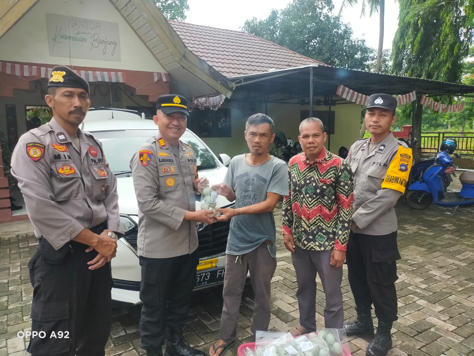 Sambangi Warga,Kapolsek Banjang Berikan Himbauan Kamtibmas,dan Berbagi Sembako