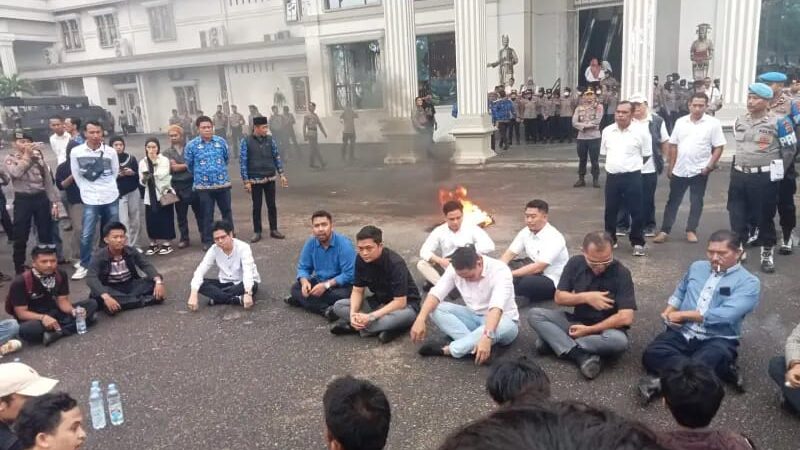 Aliansi Suara Rakyat Jambi,Menggelar Unjuk Rasa Didepan Gedung DPRD Provinsi Jambi 