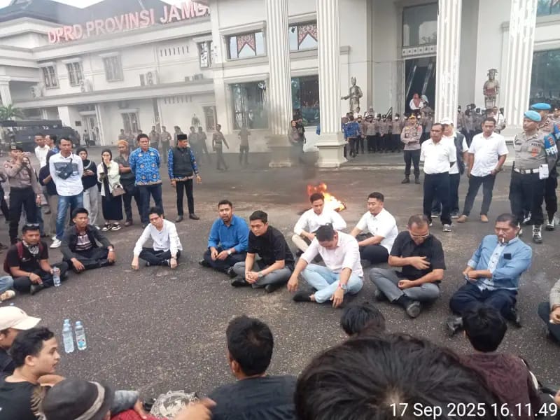 Aliansi Suara Rakyat Jambi,Menggelar Unjuk Rasa Didepan Gedung DPRD Provinsi Jambi 
