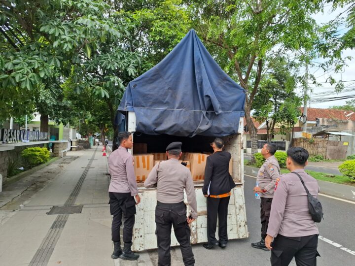 Polresta Banyuwangi Berhasil Amankan Truk Muat Ribuan Liter Miras Jenis Arak Dikemas Dalam Botol