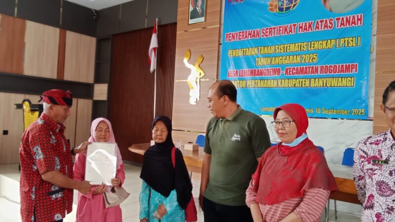 Pemerintah Desa Lemahbangdewo bersama BPN Banyuwangi Serahkan 400 Sertifikat Program PTSL 