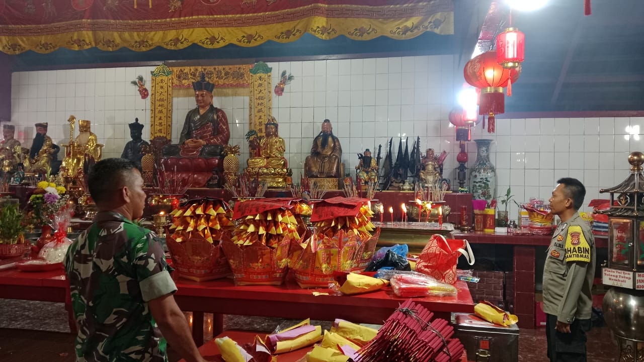 Babinsa Dan Bhabinkamtibmas Bersinergi Mengamankan Perayaan HUT Vihara Cho Su Kong Ke 116.
