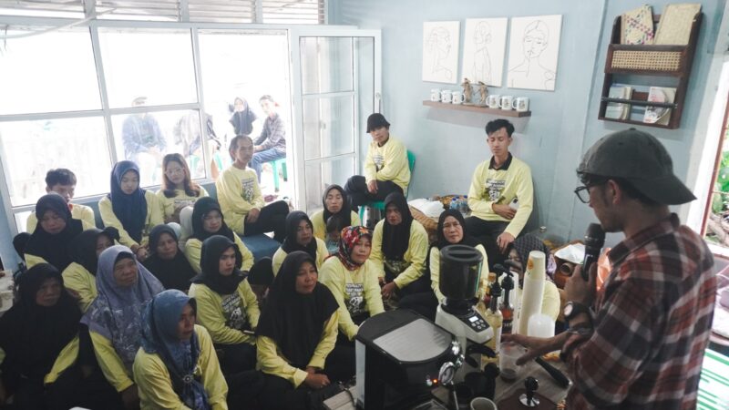 Pusri Bekali Warga Desa Tebat Benawa Keterampilan Bisnis Digital dan Meracik Kopi Kekinian