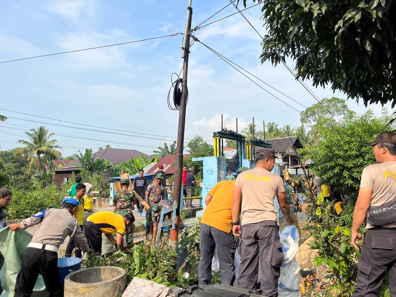 Wujudkan Lingkungan Bersih dan Sehat, Polres HSU Bersama Forkopimda Gelar Bakti Sosial Pengelolaan Sampah di Bantaran Sungai