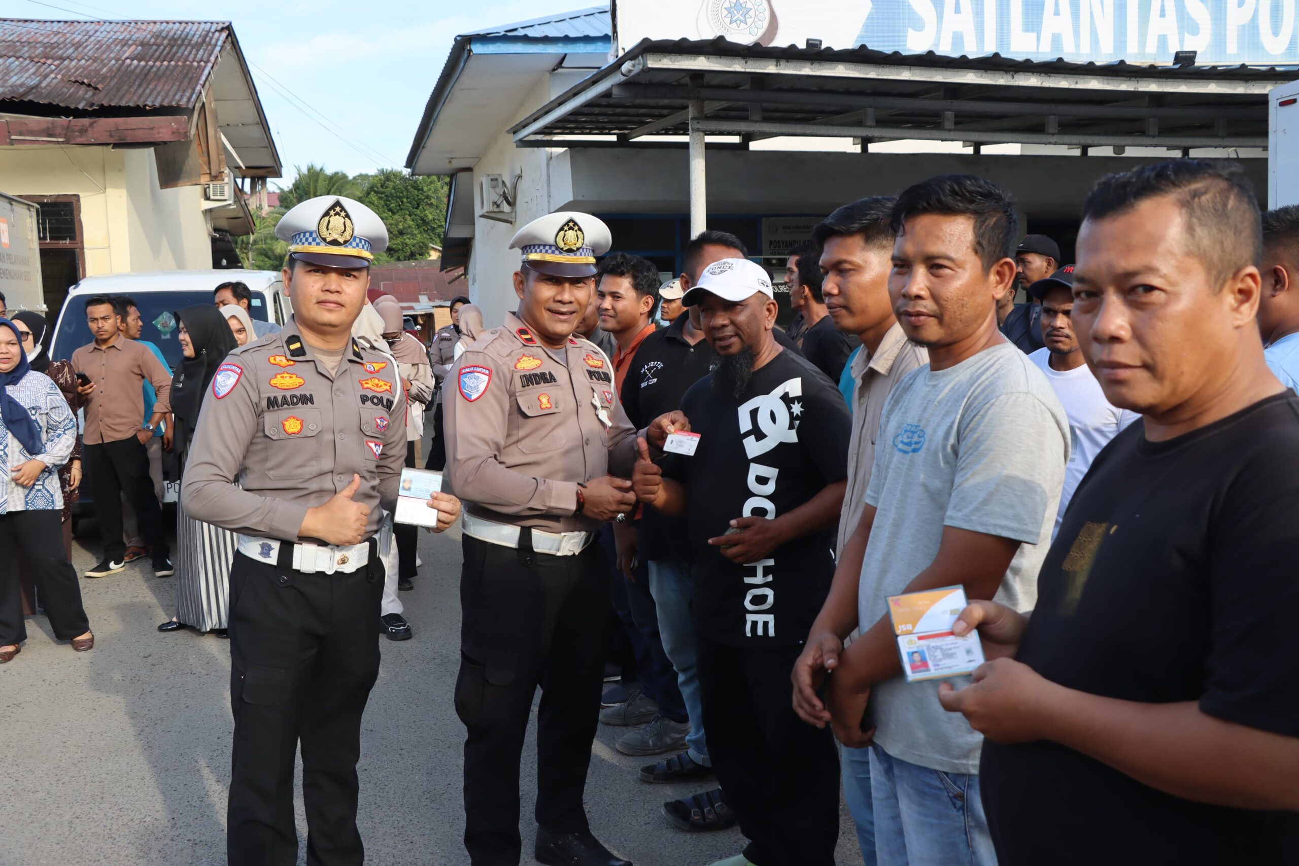 Didampingi Kanit Gakkum,KBO SatLantas Pimpin Sosialisasi Tiblantas kepada Para Supir Armada MBG