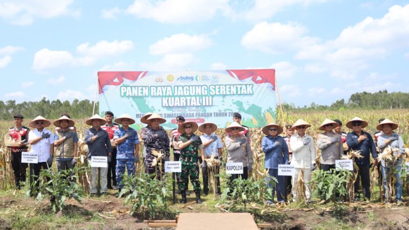 Polda Kalsel Serahkan 30 Ton Jagung Hasil Panen kepada Bulog
