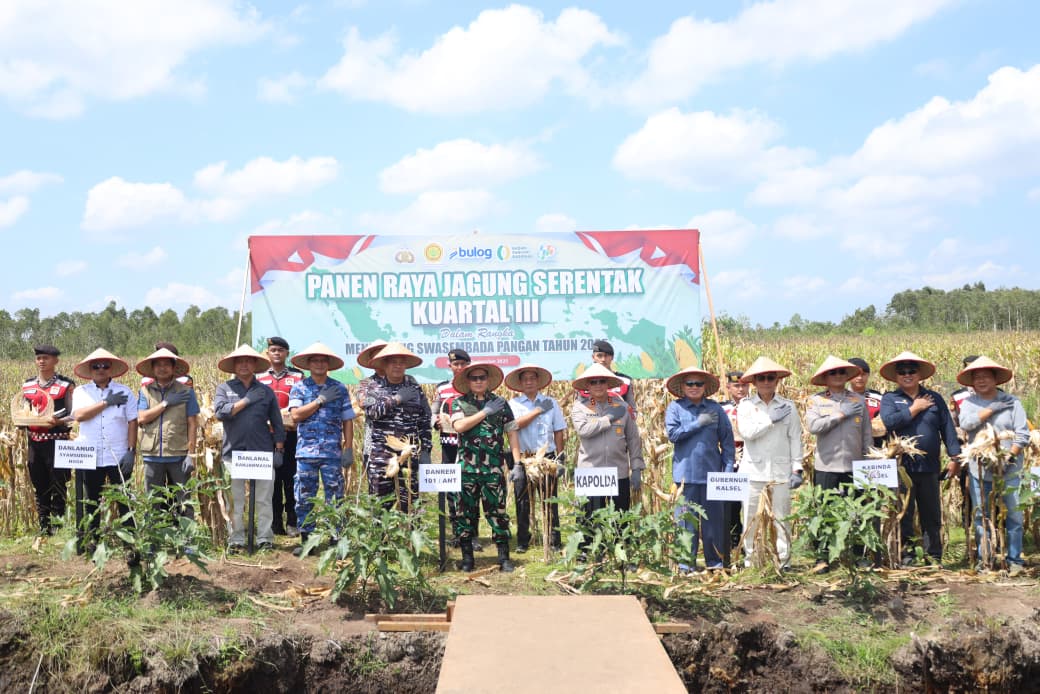 Polda Kalsel Serahkan 30 Ton Jagung Hasil Panen kepada Bulog