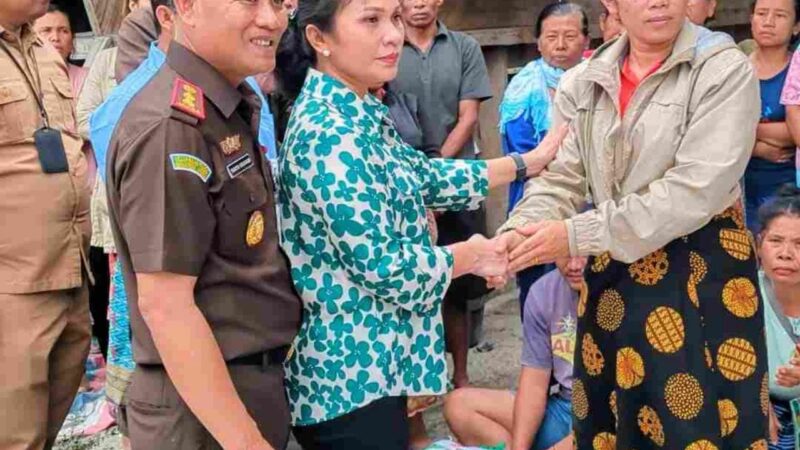 Kajari Samosir Karya Graham Berikan Bantuan 8 Korban Kebakaran di Desa Simarmata