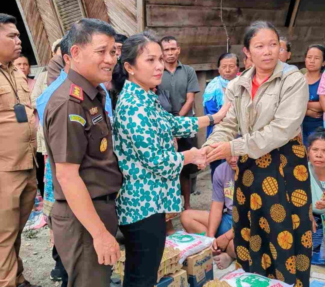 Kajari Samosir Karya Graham Berikan Bantuan 8 Korban Kebakaran di Desa Simarmata