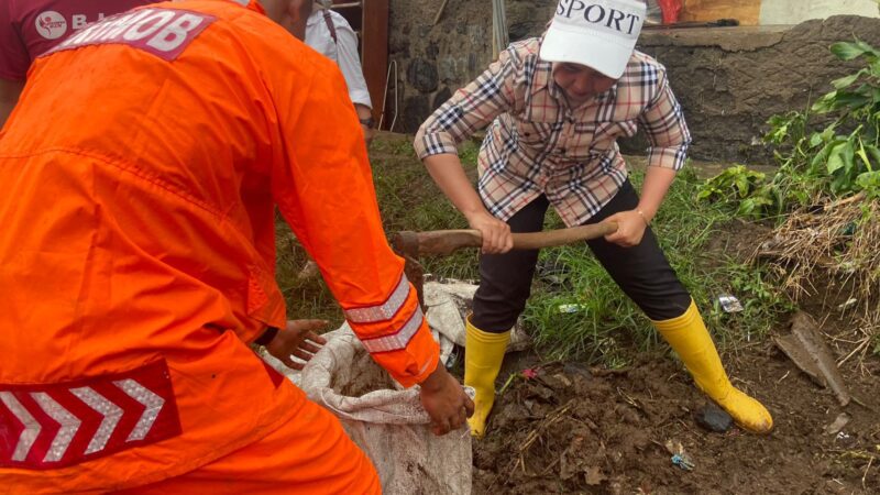 Tim SAR Sat Brimob Polda Jabar Bantu Warga Cikole Lembang Pasca Banjir Bandang