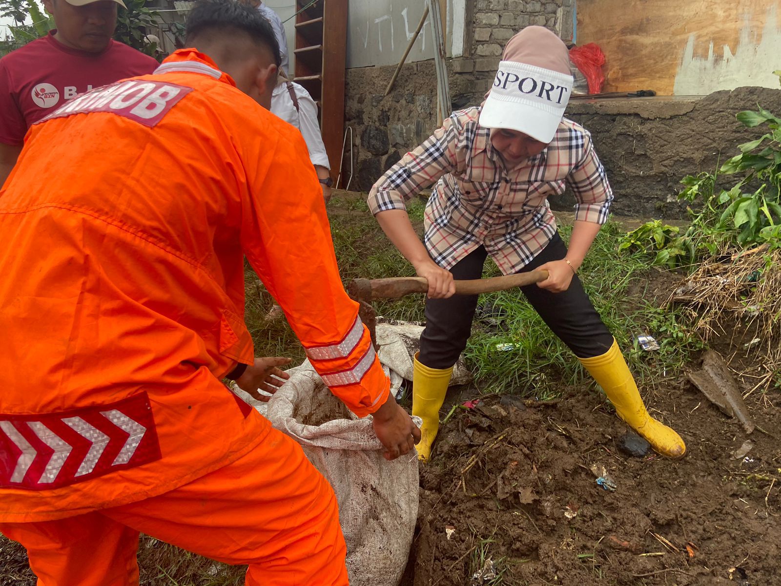 Tim SAR Sat Brimob Polda Jabar Bantu Warga Cikole Lembang Pasca Banjir Bandang