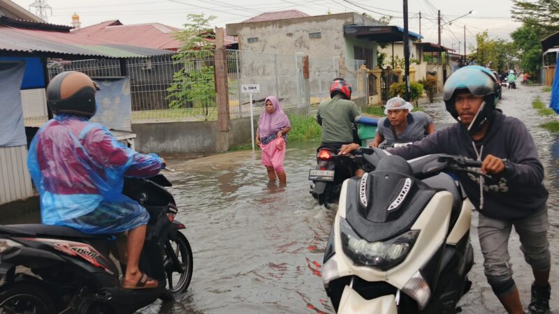 Diguyur Hujan Deras,Sejumlah Jalan di Medan Marelan Terendam Banjir 