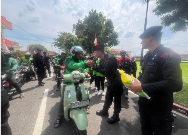 Kebersamaan Brimob dan Ojol di Sumut: Satukan Hati,Tebar Kepedulian 