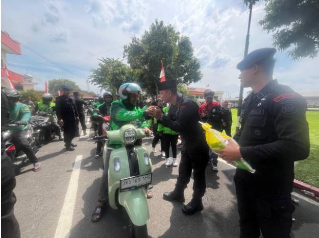 Kebersamaan Brimob dan Ojol di Sumut: Satukan Hati,Tebar Kepedulian