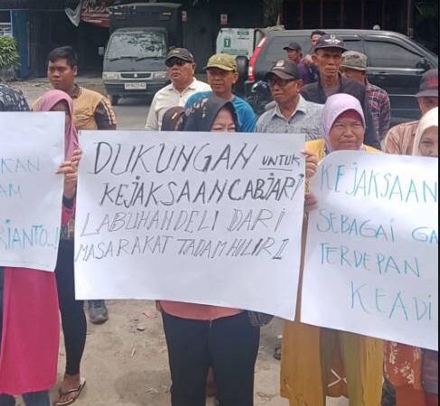Warga Tandem Hilir I Gelar Aksi Damai, Dukung Kejaksaan Cabang Labuhan Deli Proses Hukum Kades Herianto 