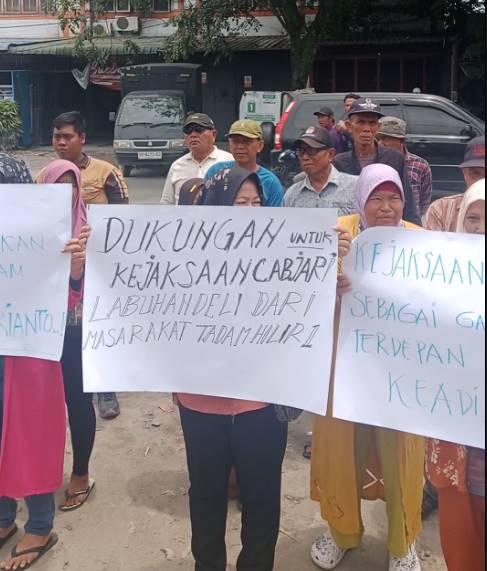 Warga Tandem Hilir I Gelar Aksi Damai, Dukung Kejaksaan Cabang Labuhan Deli Proses Hukum Kades Herianto